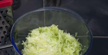 Zucchini med hytteost: madlavningsfunktioner og opskrifter