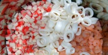 Salad with squid and crab sticks សាឡាត់ឆ្ងាញ់ជាមួយមឹក និងក្តាមដំបង