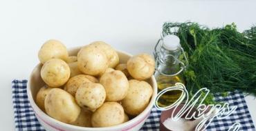 Пържени млади картофи с кори Млади картофи, пържени в тиган